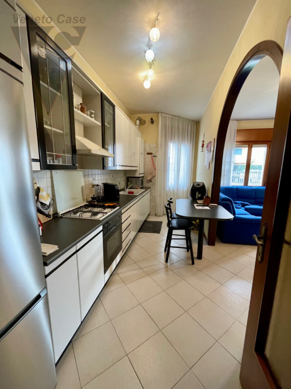 Zona centralissima, quartiere residenziale con massima comodità ai servizi. Immobile sviluppato i...