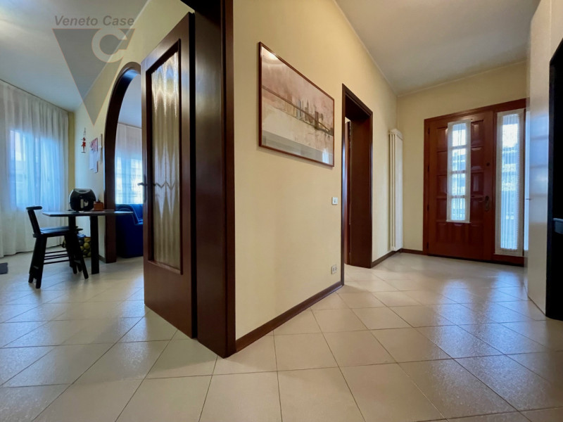 Zona centralissima, quartiere residenziale con massima comodità ai servizi. Immobile sviluppato i...