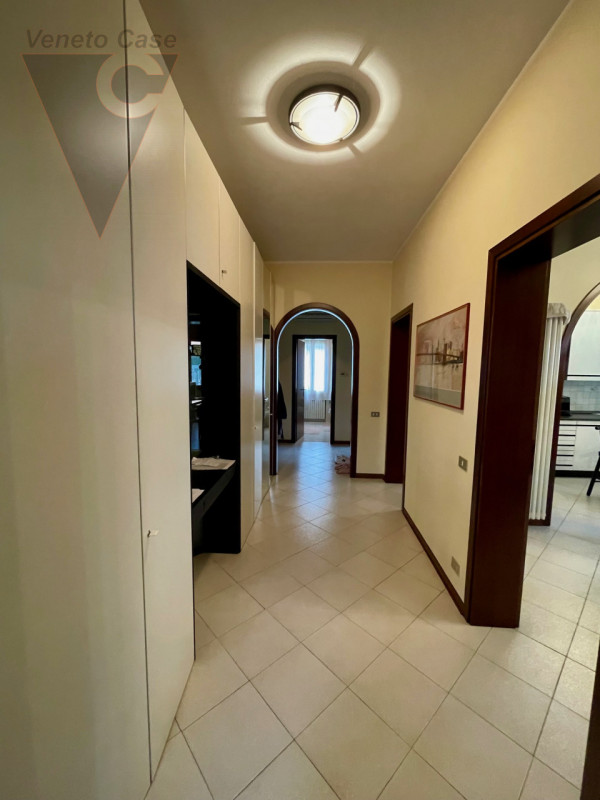 Zona centralissima, quartiere residenziale con massima comodità ai servizi. Immobile sviluppato i...