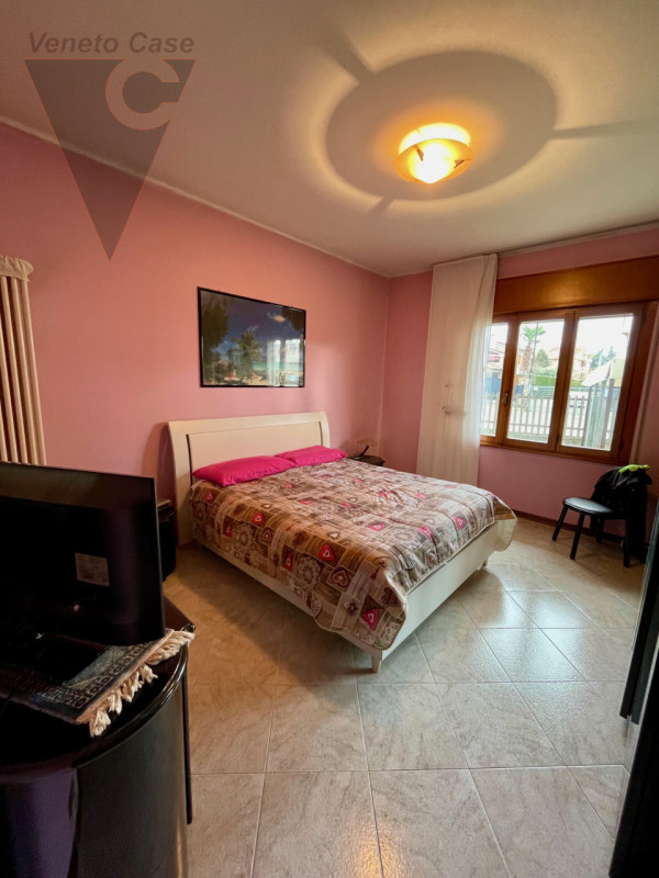 Zona centralissima, quartiere residenziale con massima comodità ai servizi. Immobile sviluppato i...