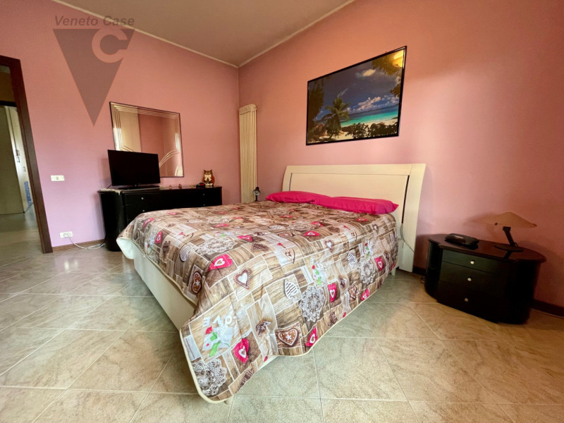 Zona centralissima, quartiere residenziale con massima comodità ai servizi. Immobile sviluppato i...