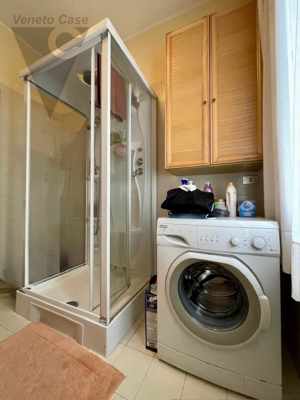 Zona centralissima, quartiere residenziale con massima comodità ai servizi. Immobile sviluppato i...