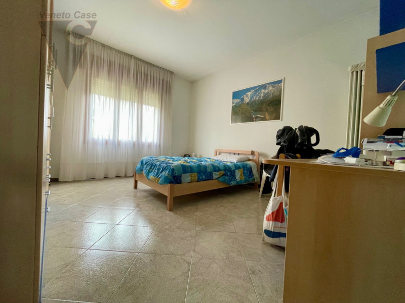 Zona centralissima, quartiere residenziale con massima comodità ai servizi. Immobile sviluppato i...