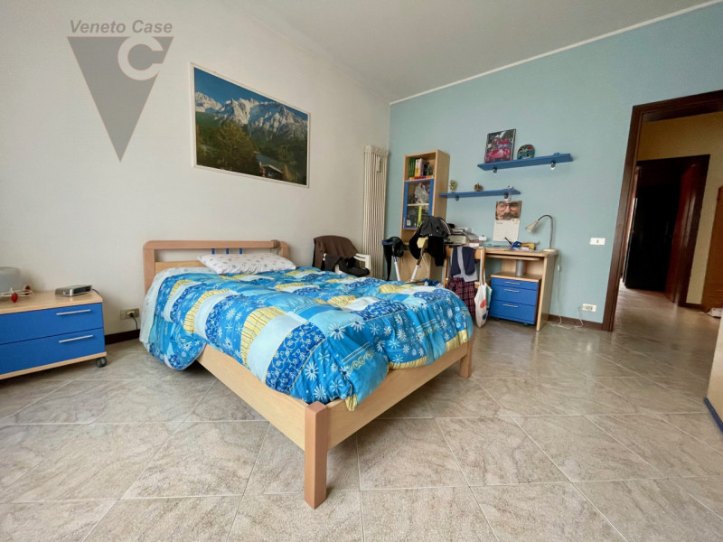 Zona centralissima, quartiere residenziale con massima comodità ai servizi. Immobile sviluppato i...