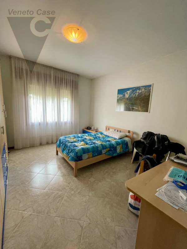 Zona centralissima, quartiere residenziale con massima comodità ai servizi. Immobile sviluppato i...