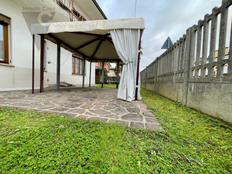 Zona centralissima, quartiere residenziale con massima comodità ai servizi. Immobile sviluppato i...