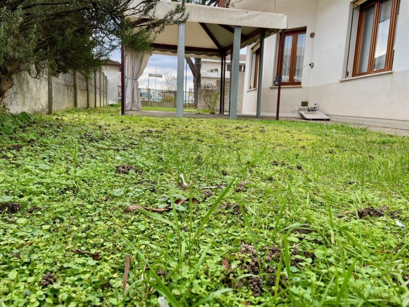 Zona centralissima, quartiere residenziale con massima comodità ai servizi. Immobile sviluppato i...