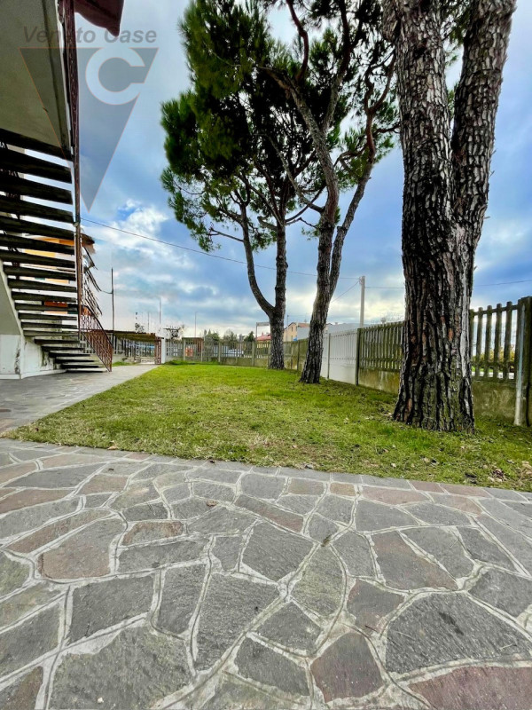 Zona centralissima, quartiere residenziale con massima comodità ai servizi. Immobile sviluppato i...