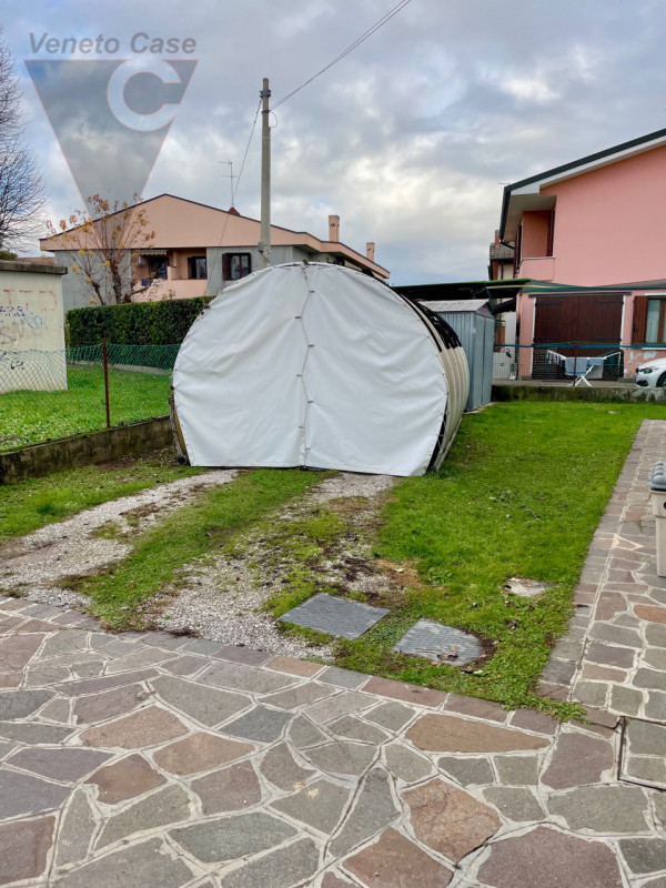 Zona centralissima, quartiere residenziale con massima comodità ai servizi. Immobile sviluppato i...