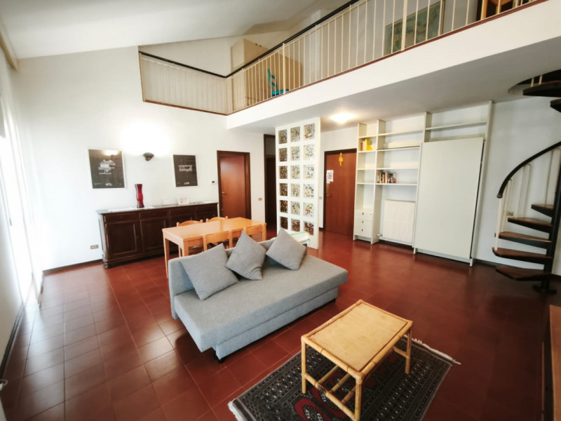 Nella zona centrale di Monselice proponiamo in vendita un ampio appartamento quadrilocale di ben ...