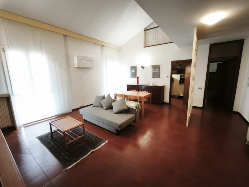 Nella zona centrale di Monselice proponiamo in vendita un ampio appartamento quadrilocale di ben ...