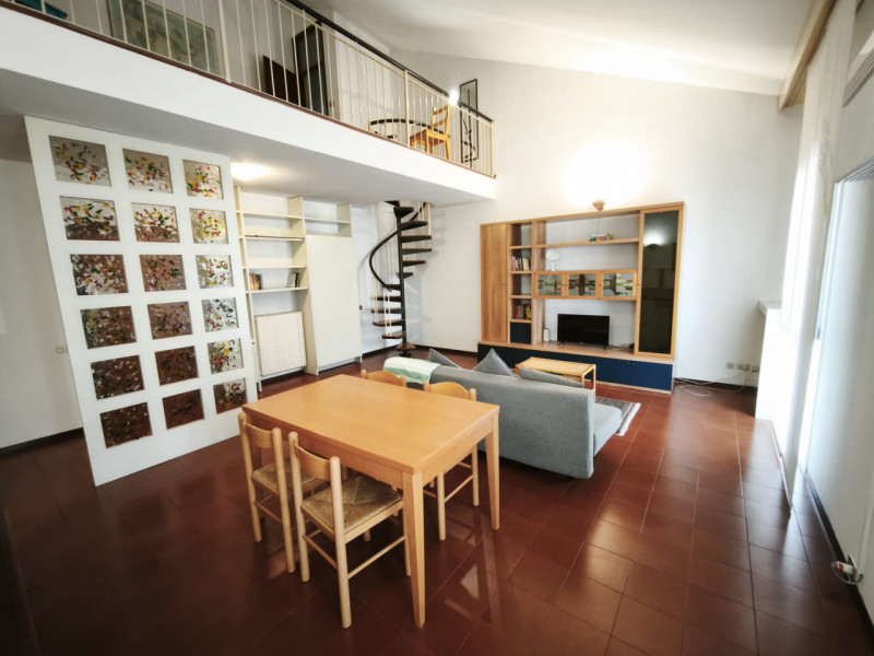 Nella zona centrale di Monselice proponiamo in vendita un ampio appartamento quadrilocale di ben ...