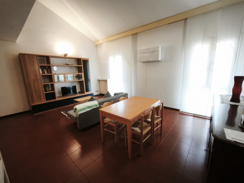 Nella zona centrale di Monselice proponiamo in vendita un ampio appartamento quadrilocale di ben ...