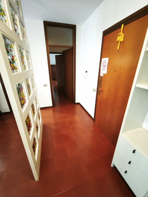 Nella zona centrale di Monselice proponiamo in vendita un ampio appartamento quadrilocale di ben ...