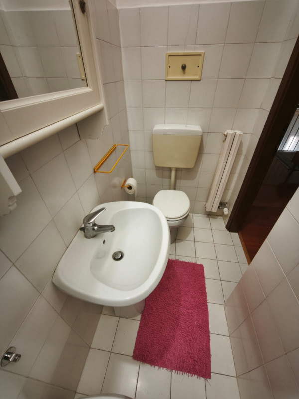 Nella zona centrale di Monselice proponiamo in vendita un ampio appartamento quadrilocale di ben ...