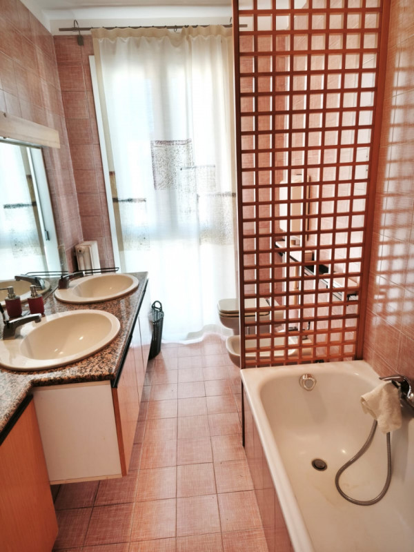 Nella zona centrale di Monselice proponiamo in vendita un ampio appartamento quadrilocale di ben ...