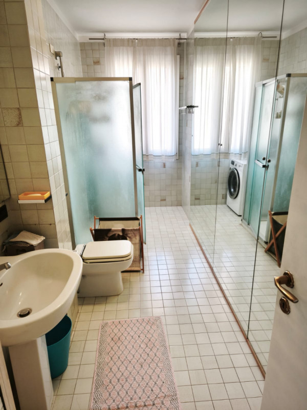 Nella zona centrale di Monselice proponiamo in vendita un ampio appartamento quadrilocale di ben ...