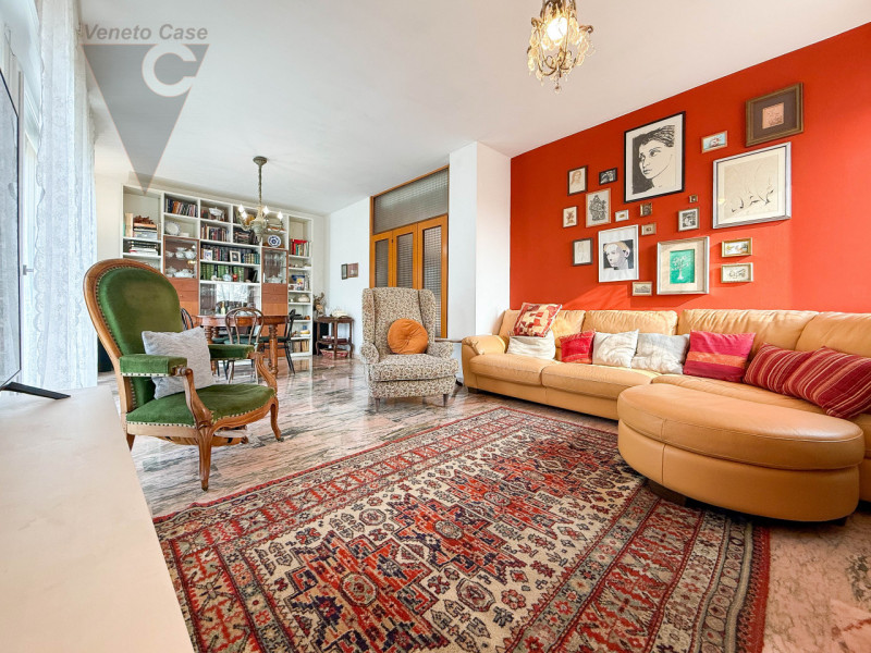 PONTE DI BRENTA - 3 CAMERE ULTIMO PIANO 
Nel cuore di Ponte di Brenta, proponiamo in vendita un a...