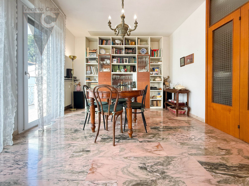 PONTE DI BRENTA - 3 CAMERE ULTIMO PIANO 
Nel cuore di Ponte di Brenta, proponiamo in vendita un a...