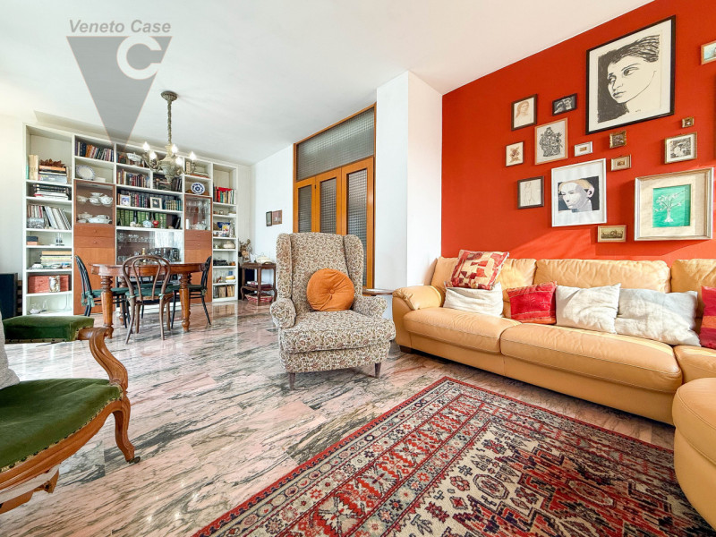 PONTE DI BRENTA - 3 CAMERE ULTIMO PIANO 
Nel cuore di Ponte di Brenta, proponiamo in vendita un a...