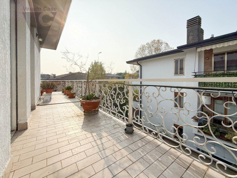 PONTE DI BRENTA - 3 CAMERE ULTIMO PIANO 
Nel cuore di Ponte di Brenta, proponiamo in vendita un a...