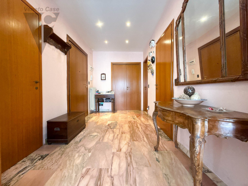 PONTE DI BRENTA - 3 CAMERE ULTIMO PIANO 
Nel cuore di Ponte di Brenta, proponiamo in vendita un a...