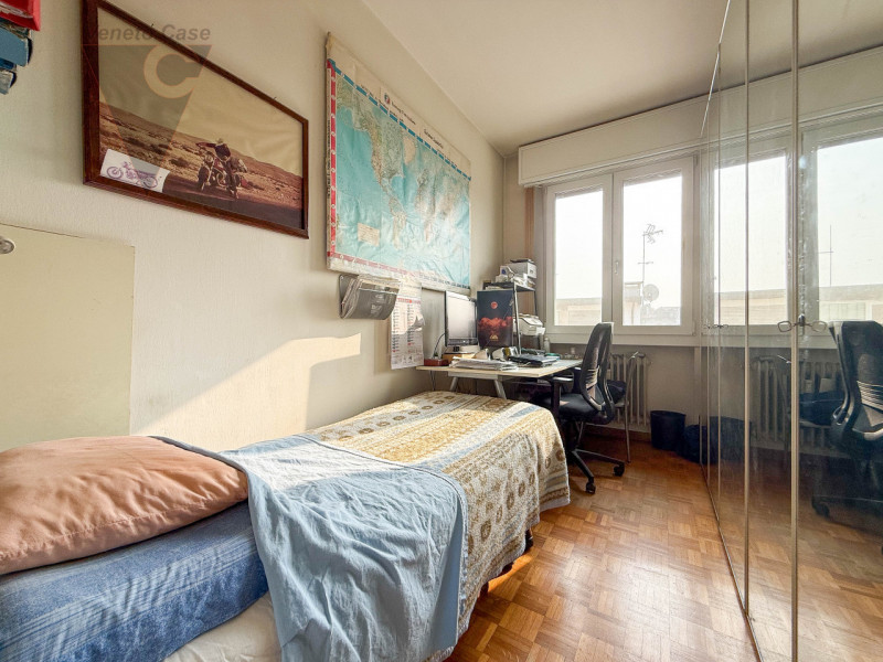 PONTE DI BRENTA - 3 CAMERE ULTIMO PIANO 
Nel cuore di Ponte di Brenta, proponiamo in vendita un a...