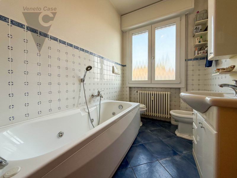 PONTE DI BRENTA - 3 CAMERE ULTIMO PIANO 
Nel cuore di Ponte di Brenta, proponiamo in vendita un a...