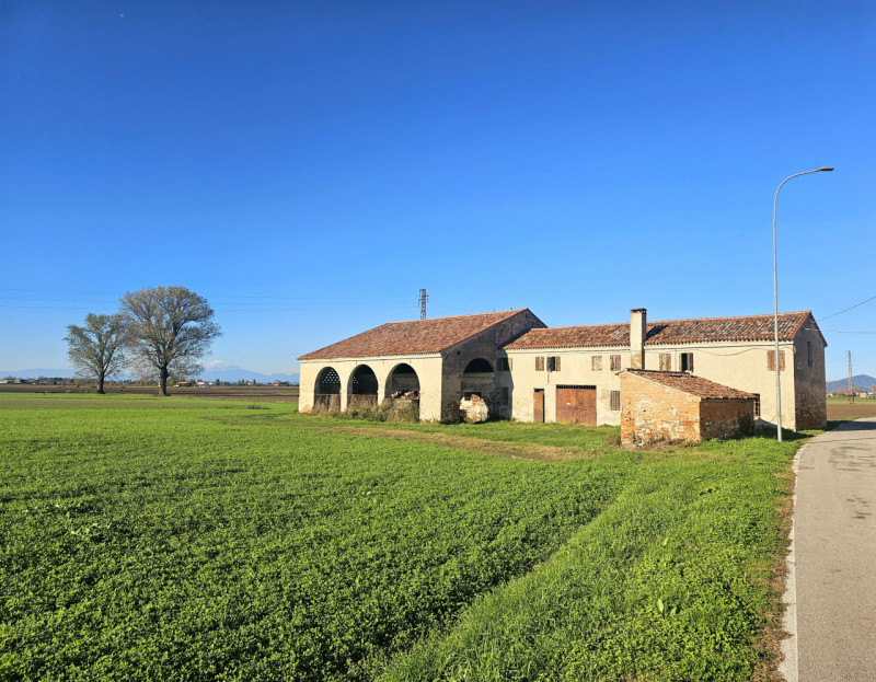 A Villa Estense, proponiamo in vendita grande abitazione rustica da ristrutturare, con spazi gene...