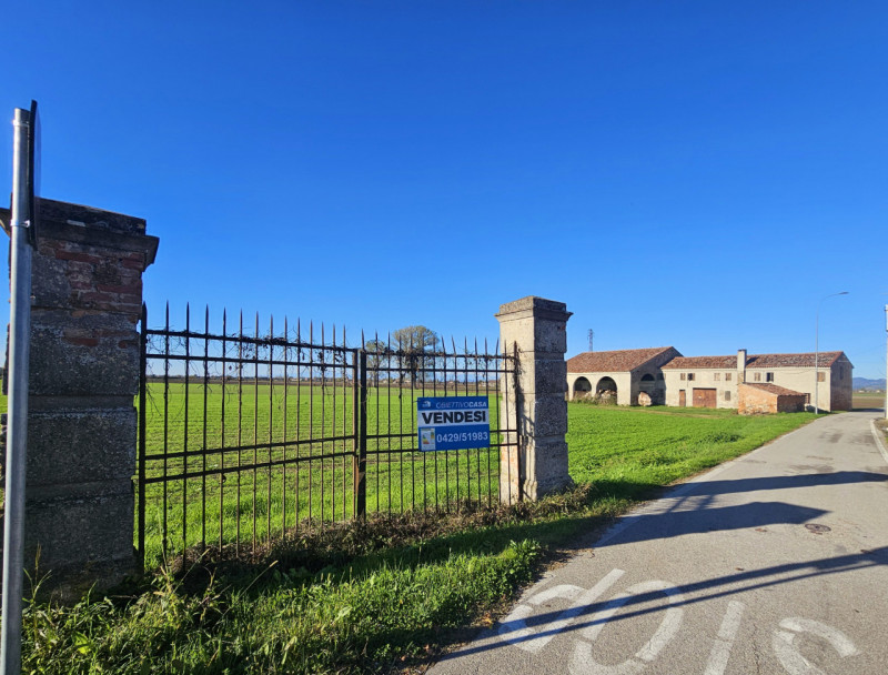 A Villa Estense, proponiamo in vendita grande abitazione rustica da ristrutturare, con spazi gene...