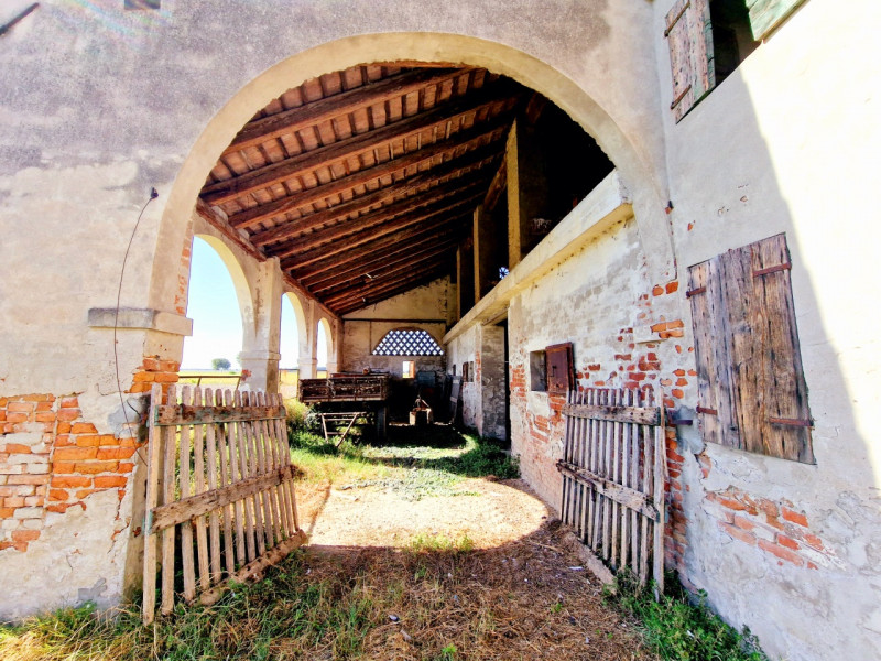 A Villa Estense, proponiamo in vendita grande abitazione rustica da ristrutturare, con spazi gene...