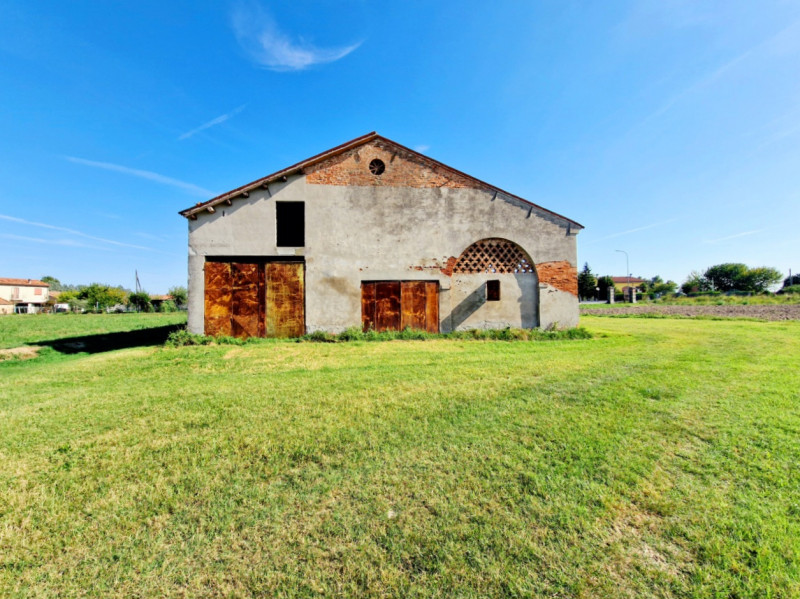 A Villa Estense, proponiamo in vendita grande abitazione rustica da ristrutturare, con spazi gene...