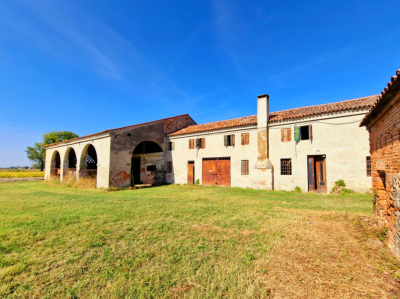 A Villa Estense, proponiamo in vendita grande abitazione rustica da ristrutturare, con spazi gene...