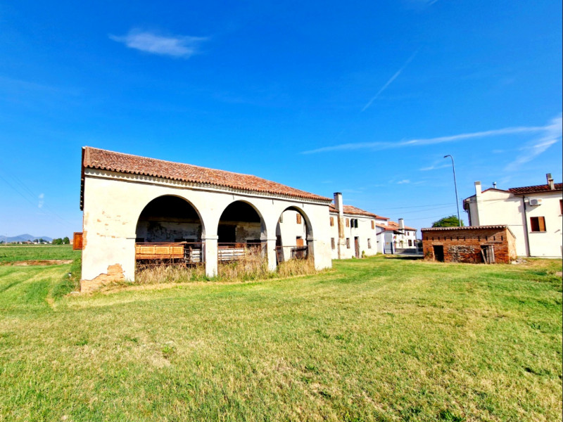 A Villa Estense, proponiamo in vendita grande abitazione rustica da ristrutturare, con spazi gene...