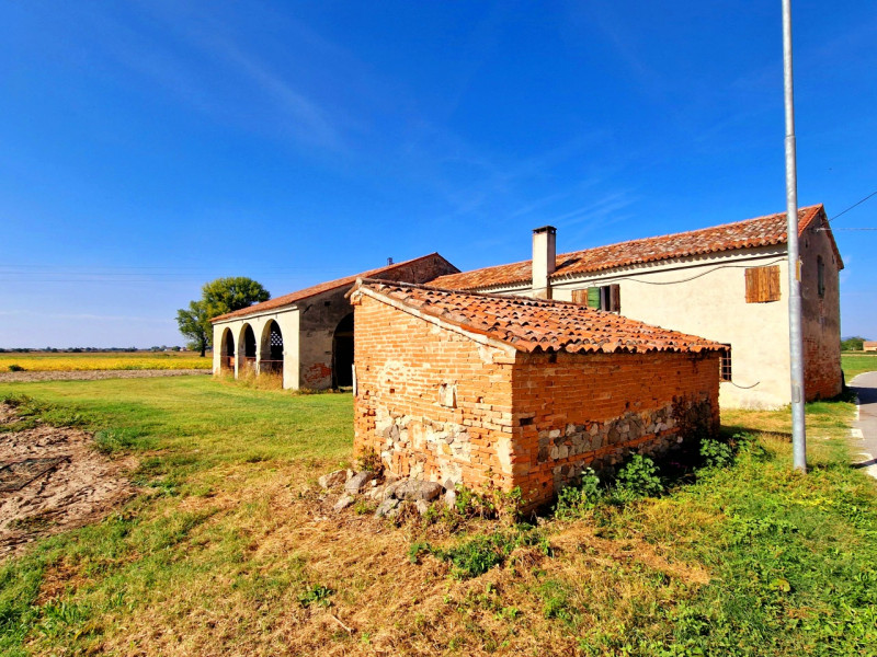 A Villa Estense, proponiamo in vendita grande abitazione rustica da ristrutturare, con spazi gene...