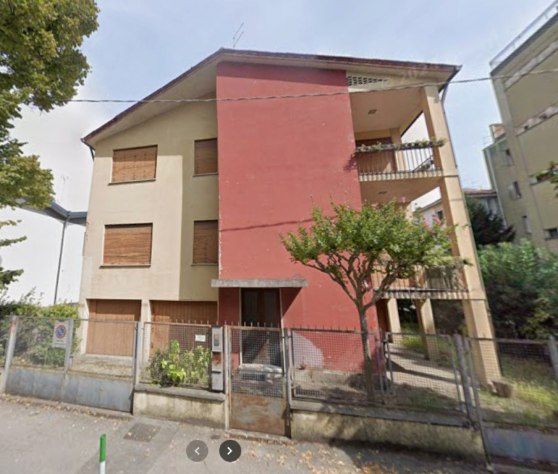 Proponiamo in vendita un intero palazzo di circa 450 mq, distribuiti su tre piani, situato in via...