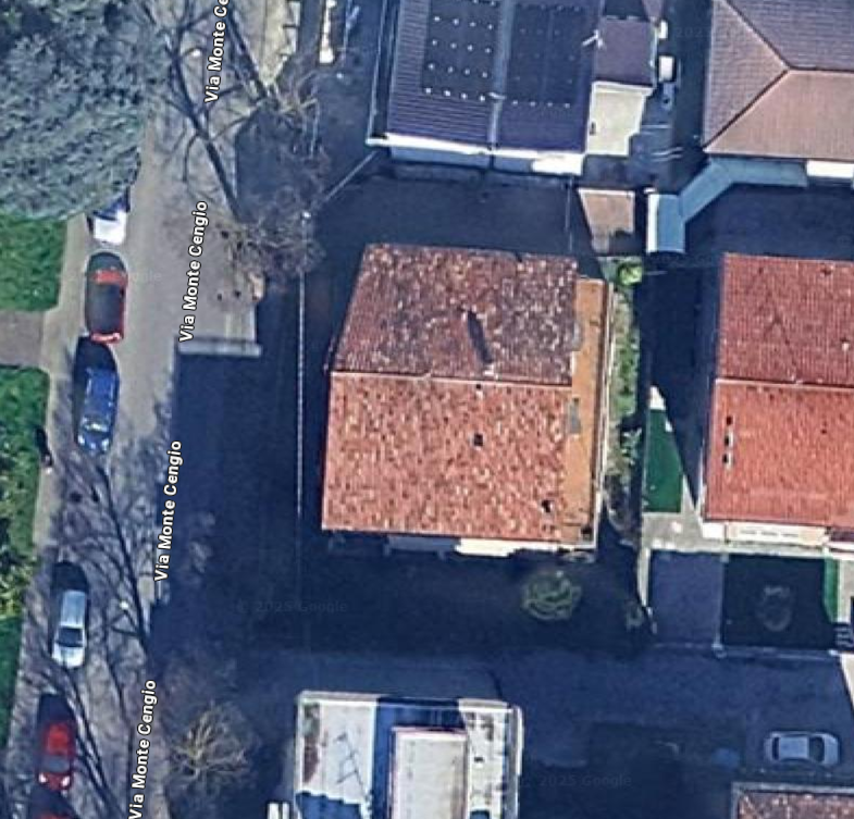 Proponiamo in vendita un intero palazzo di circa 450 mq, distribuiti su tre piani, situato in via...