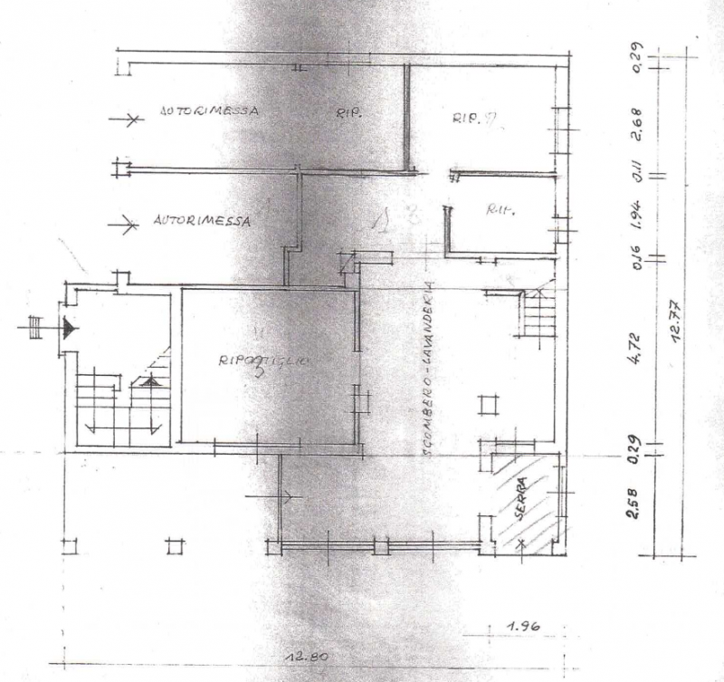 Proponiamo in vendita un intero palazzo di circa 450 mq, distribuiti su tre piani, situato in via...