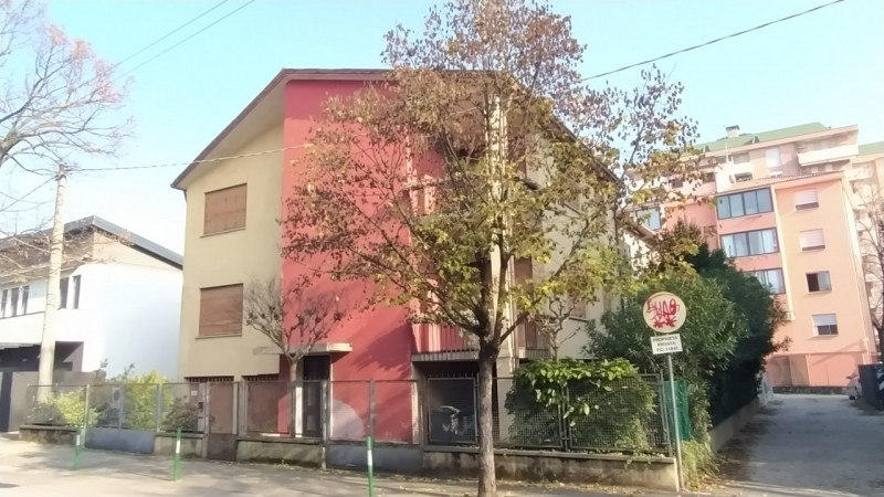 Proponiamo in vendita un intero palazzo di circa 450 mq, distribuiti su tre piani, situato in via...