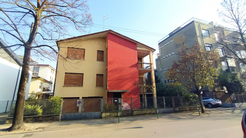 Proponiamo in vendita un intero palazzo di circa 450 mq, distribuiti su tre piani, situato in via...