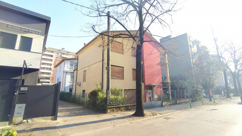 Proponiamo in vendita un intero palazzo di circa 450 mq, distribuiti su tre piani, situato in via...