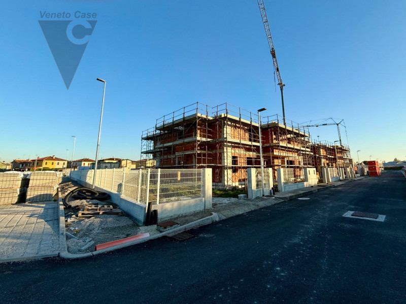 Dove ci troviamo?   
Alle porte del centro di Legnaro, su nuovo quartiere residenziale in via di ...