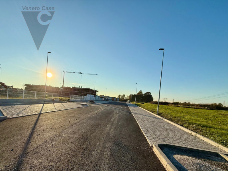 Dove ci troviamo?   
Alle porte del centro di Legnaro, su nuovo quartiere residenziale in via di ...