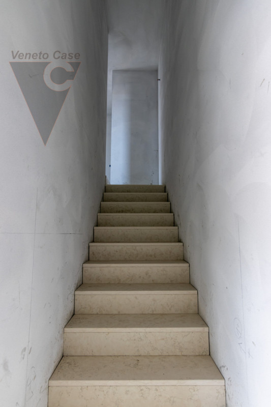 Dove ci troviamo?   
Alle porte del centro di Legnaro, su nuovo quartiere residenziale in via di ...