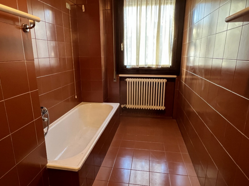 TRICAMERE BISERVIZI DA RIMODERNARE IN OTTIMO CONTESTO A VICENZA SANTA BERTILLA - Rif. 8312
Scopri...