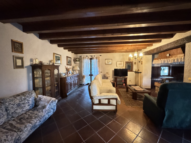 Nel cuore dei colli di Cordignano, AMPIO E TRNAQUILLO CASALE, immerso nel verde e nella pace. La ...