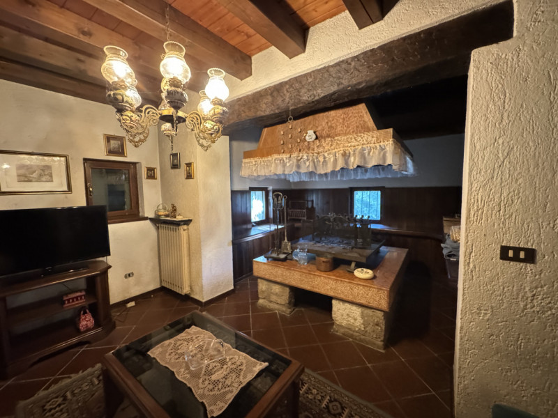 Nel cuore dei colli di Cordignano, AMPIO E TRNAQUILLO CASALE, immerso nel verde e nella pace. La ...