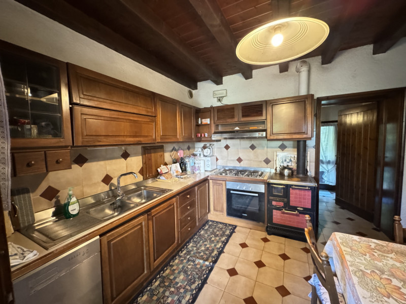 Nel cuore dei colli di Cordignano, AMPIO E TRNAQUILLO CASALE, immerso nel verde e nella pace. La ...