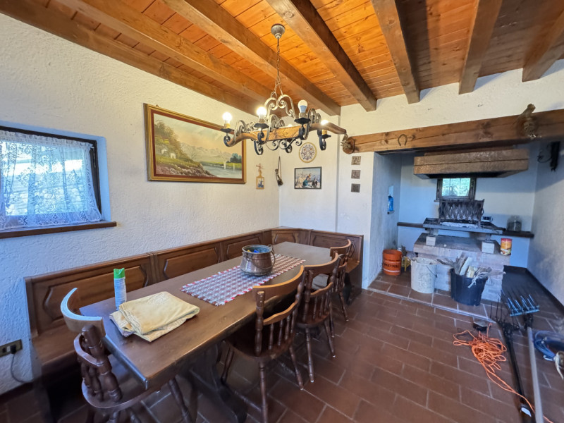 Nel cuore dei colli di Cordignano, AMPIO E TRNAQUILLO CASALE, immerso nel verde e nella pace. La ...