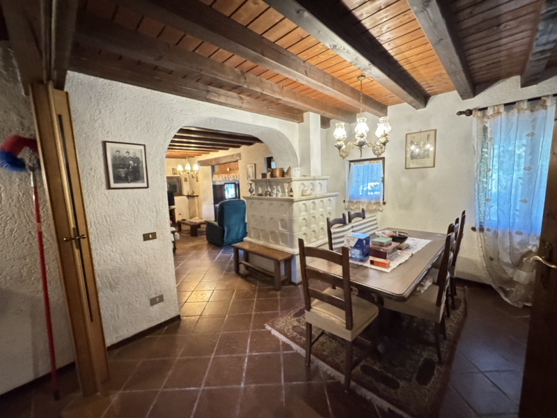 Nel cuore dei colli di Cordignano, AMPIO E TRNAQUILLO CASALE, immerso nel verde e nella pace. La ...